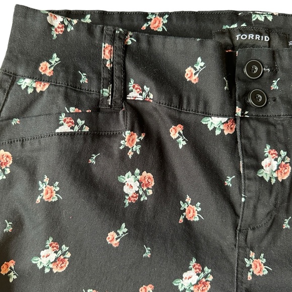 Torrid Shorts Black and Floral Size 16W - Picture 5 of 7